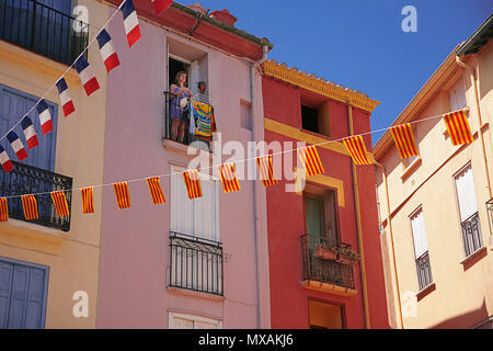 Case colorate su Place de la République, Mouré, Collioure, Pyrénées-Orientales, Occitanie, Francia Foto Stock