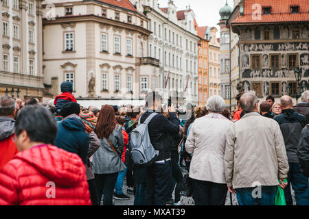 Praga, 18 Settembre 2017: turisti guarda e goditi la vecchia architettura in Piazza della Città Vecchia. Uno di essi prende le immagini sul telefono per memoria. Foto Stock