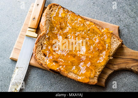 Lâ Elderflower marmellata di arance con la buccia di arancia sul pane / Jam. Colazione Biologica concetto. Foto Stock