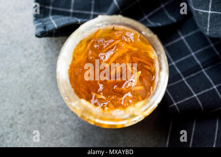 Lâ Elderflower marmellata di arance con la buccia di arancia in vaso / Jam. Colazione Biologica concetto. Foto Stock
