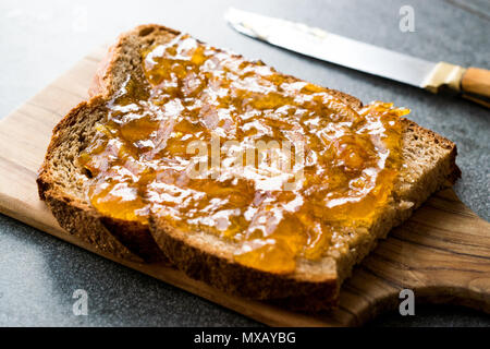 Lâ Elderflower marmellata di arance con la buccia di arancia sul pane / Jam. Colazione Biologica concetto. Foto Stock