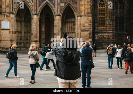 Praga, 18 Settembre 2017: turisti fotografare le attrazioni di Praga nella Repubblica Ceca. La bella architettura in anticipo Foto Stock