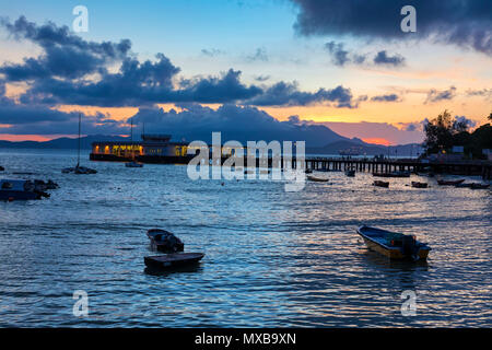 Yung Shue Wan del porto al tramonto, Lamma Island, Hong Kong SAR, Cina Foto Stock