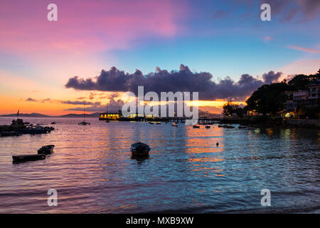 Yung Shue Wan del porto al tramonto, Lamma Island, Hong Kong SAR, Cina Foto Stock