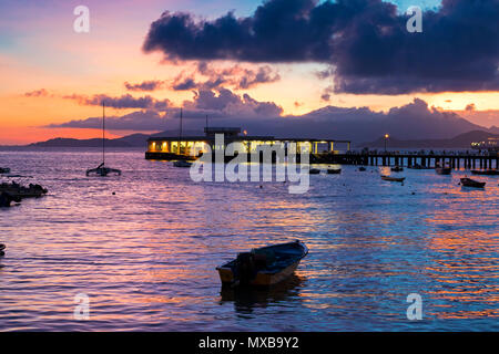 Yung Shue Wan del porto al tramonto, Lamma Island, Hong Kong SAR, Cina Foto Stock