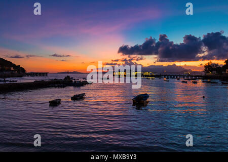 Yung Shue Wan del porto al tramonto, Lamma Island, Hong Kong SAR, Cina Foto Stock