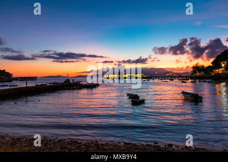 Yung Shue Wan del porto al tramonto, Lamma Island, Hong Kong SAR, Cina Foto Stock