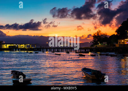 Yung Shue Wan del porto al tramonto, Lamma Island, Hong Kong SAR, Cina Foto Stock