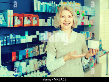 Sorridente femmina matura paziente in farmacia farmacia Foto Stock