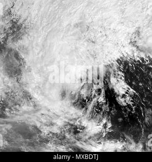 . Inglese: Geostazionario immagini di 2017's tifone Khanun (24W) . Il 12 ottobre 2017. Naval Research Laboratory 340 geostazionari Khanun VIS-IR 2017 Foto Stock