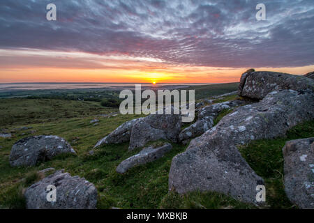 Una bella Domenica mattina giugno alba sopra il villaggio di Belstone su Dartmoor Foto Stock