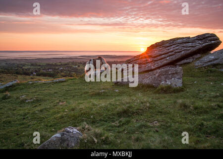 Una bella Domenica mattina giugno alba sopra il villaggio di Belstone su Dartmoor Foto Stock