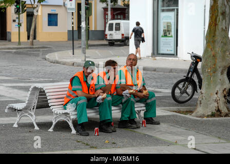 Consiglio locale street pulitori tenendo la loro pausa pranzo in Jerez de la Frontera in Andalusia Foto Stock