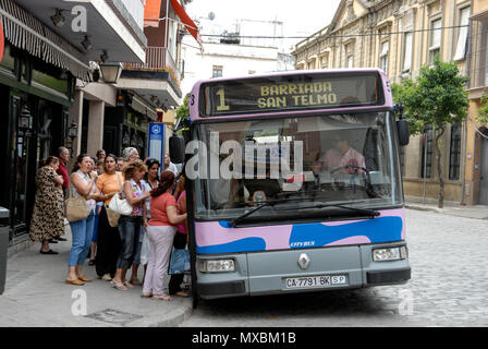 Una coda di passeggeri di salire sul bus locale a Jerez de la Frontera in Andalusia Foto Stock