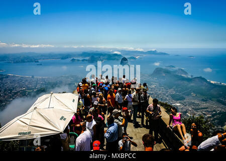 Vista dalla cima del monte Corcovado verso la montagna Sugar Loaf presi a Rio de Janeiro in Brasile il 1 febbraio 2008 Foto Stock