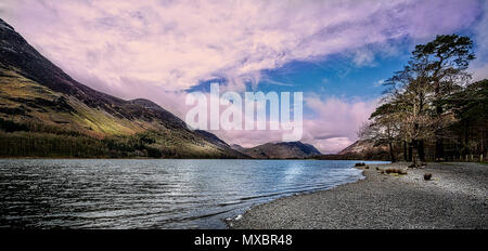 Lago Buttermere con cime innevate nel distretto del lago, Cumbria, Regno Unito adottate il 12 aprile 2015 Foto Stock