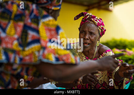 Bissau, Repubblica di Guinea Bissau - 31 Gennaio 2018: Le donne di cantare e ballare le canzoni tradizionali a un incontro di comunità nella città di Bissau Guinea Foto Stock