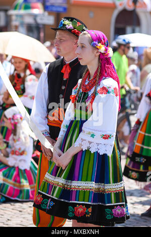 Lowicz / Polonia - maggio 31.2018: vista di un giovane uomo e donna vestita di un variopinto folklore, costumi regionali durante il Corpus Domini celebrazione. Foto Stock