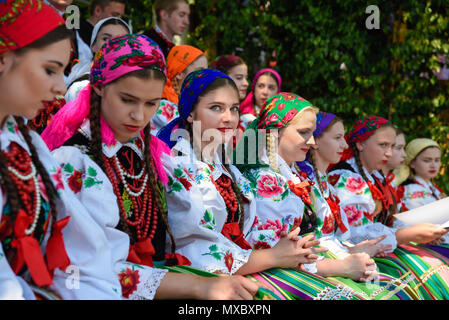 Lowicz / Polonia - maggio 31.2018: Corpus Domini chiesa processione per le vacanze. Donne locali vestito di folk, costumi regionali con strisce colorate, embroi Foto Stock