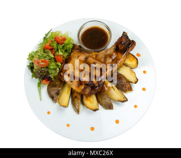 Bistecche alla griglia, patate al forno e verdure Foto Stock