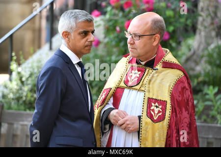 Sindaco di Londra Sadiq Khan (sinistra) parla di decano di Southwark Andrew Nunn davanti a un servizio di commemorazione a Southwark Cathedral per contrassegnare un anno poiché il terrore attacco su London Bridge e di Borough. Foto Stock