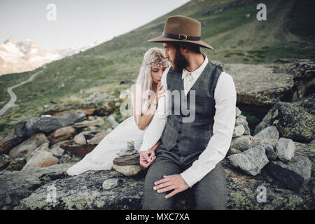Elegante giovani sposi in posa di stupendo Cervino moun Foto Stock