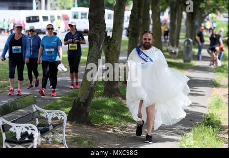 Contrassegnare "marina" Johnston, correndo in aiuto di Arklow cancro supporto, si riscalda prima della gara di decine di migliaia di donne per le strade di Dublino per prendere parte al 10 chilometro VHI donna Mini Maratona. Foto Stock