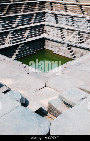 Pushkarani serbatoio a gradini, fra le antiche rovine di Hampi, India Foto Stock