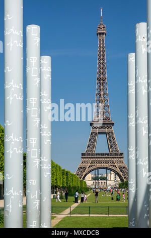 Vista lungo Champ de Mars e la Torre Eiffel attraverso le colonne del monumento per la pace, Parigi, Francia Foto Stock