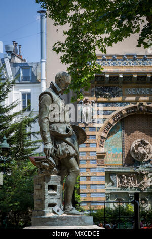 Statua di Bernard Palissy, un sedicesimo secolo Francesi Ugonotti artigianale di potter e artigiano nel giardino della Eglise Saint Germain des Pres, Parigi, Francia Foto Stock