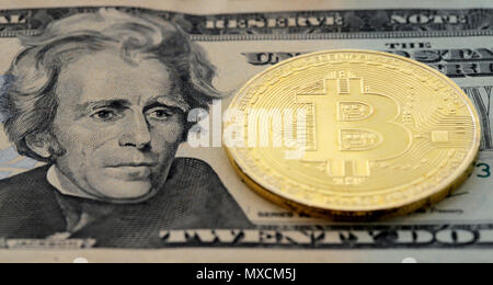 Virtual cryptocurrency denaro Bitcoin dorata sulla moneta degli Stati Uniti Stati Uniti venti dollari ($20) con le facce del Presidente Andrew Jackson. Foto Stock