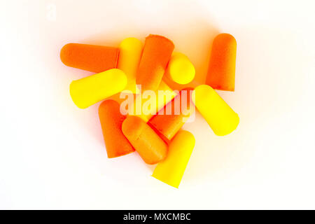 Arancio e giallo tappini in schiuma isolato su uno sfondo bianco. Studio shot. Foto Stock