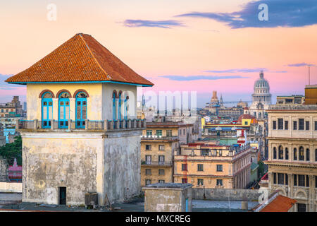 L'Avana, Cuba skyline del centro dal porto. Foto Stock