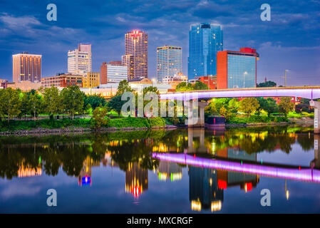 Little Rock, Arkansas, Stati Uniti d'America skyline sul fiume al crepuscolo. Foto Stock