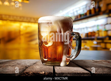 Un grande bicchiere di birra sul banco bar nel ristorante Foto Stock