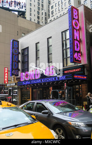 Bond 45 Cucina Italiana e Bar segno è su West 46th Street in Times Square NYC, STATI UNITI D'AMERICA Foto Stock