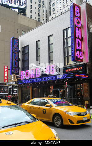 Bond 45 Cucina Italiana e Bar segno è su West 46th Street in Times Square NYC, STATI UNITI D'AMERICA Foto Stock