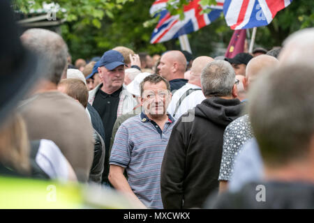 2 Giugno 2018 - Il calcio democratico Lads Alliance (DFLA) e libera Tommy Robinson attivisti marzo e dimostrare attraverso le strade di Manchester. Foto Stock