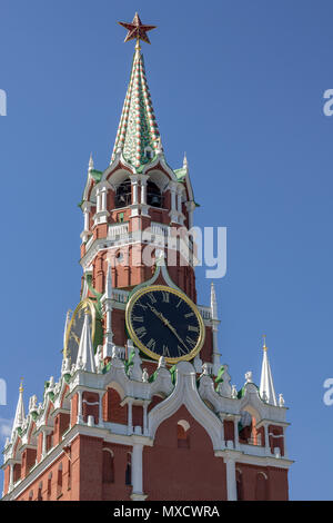 Ornato Spasskaya Tower si trova sulla parete tra Mosca Piazza Rossa e il Cremlino. Stella a cinque punte tops ornato torre campanaria contro il cielo blu Foto Stock
