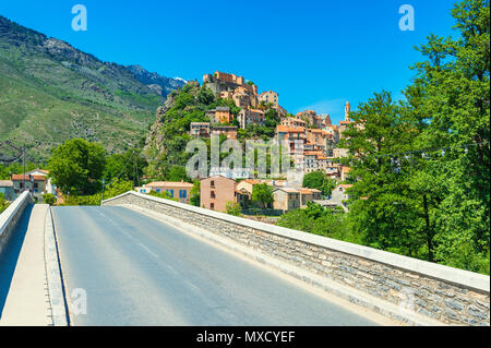 Ponte verso il villaggio di Corte, Corsica, Francia Foto Stock