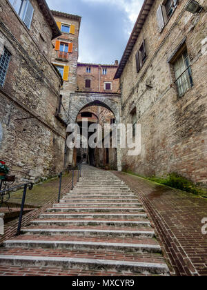 Strade strette e archetti in Perugia Umbria Italia Foto Stock