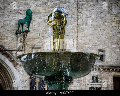 Fontana Maggiore in Piazza IV Novembre a Perugia Umbria Italia Foto Stock