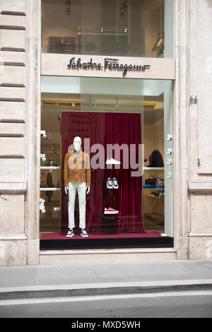 Via Condotti Roma, Salvatore Ferragamo store, shopping moda Roma Foto Stock