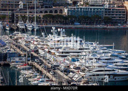 Principato di Monaco, lussuosi yacht e barche nel porto Ercole sul Mare Mediterraneo, Monte Carlo in background Foto Stock