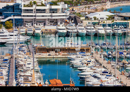 Francia, Cannes, resort city sulla Riviera Francese, yacht e barche a vela presso Le Vieux Port sul Mare Mediterraneo Foto Stock