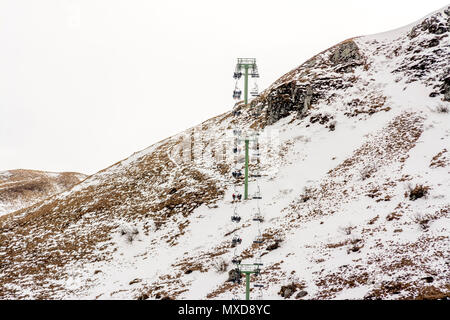 Seggiovie. Le Mont Dore ski resort, Auvergne, Francia Foto Stock
