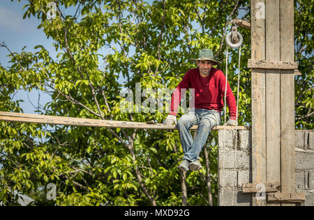 Areni, Armenia, 1 giugno, 2018: armeno uomo in appoggio in corrispondenza di un sito di costruzione Foto Stock