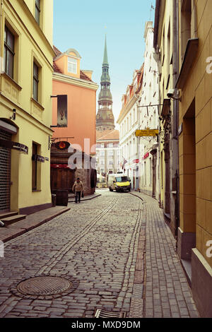 Riga, Lettonia. Strette in ciottoli medievali Kramu iela street con tenement case nella città vecchia di Riga. Retrò stile vintage. Foto Stock