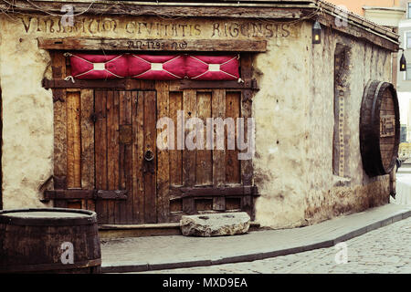 Riga, Lettonia. Porta del ristorante medievale Rozengrals, Vinarium Civitatis Rigensis, nella città vecchia di Riga. Retrò stile vintage. Foto Stock