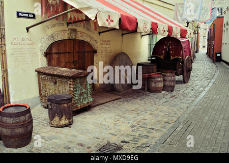 Riga, Lettonia. Ristorante medievale Rozengrals, Vinarium Civitatis Rigensis, su Rozena iela street nella città vecchia di Riga. Retrò stile vintage. Foto Stock